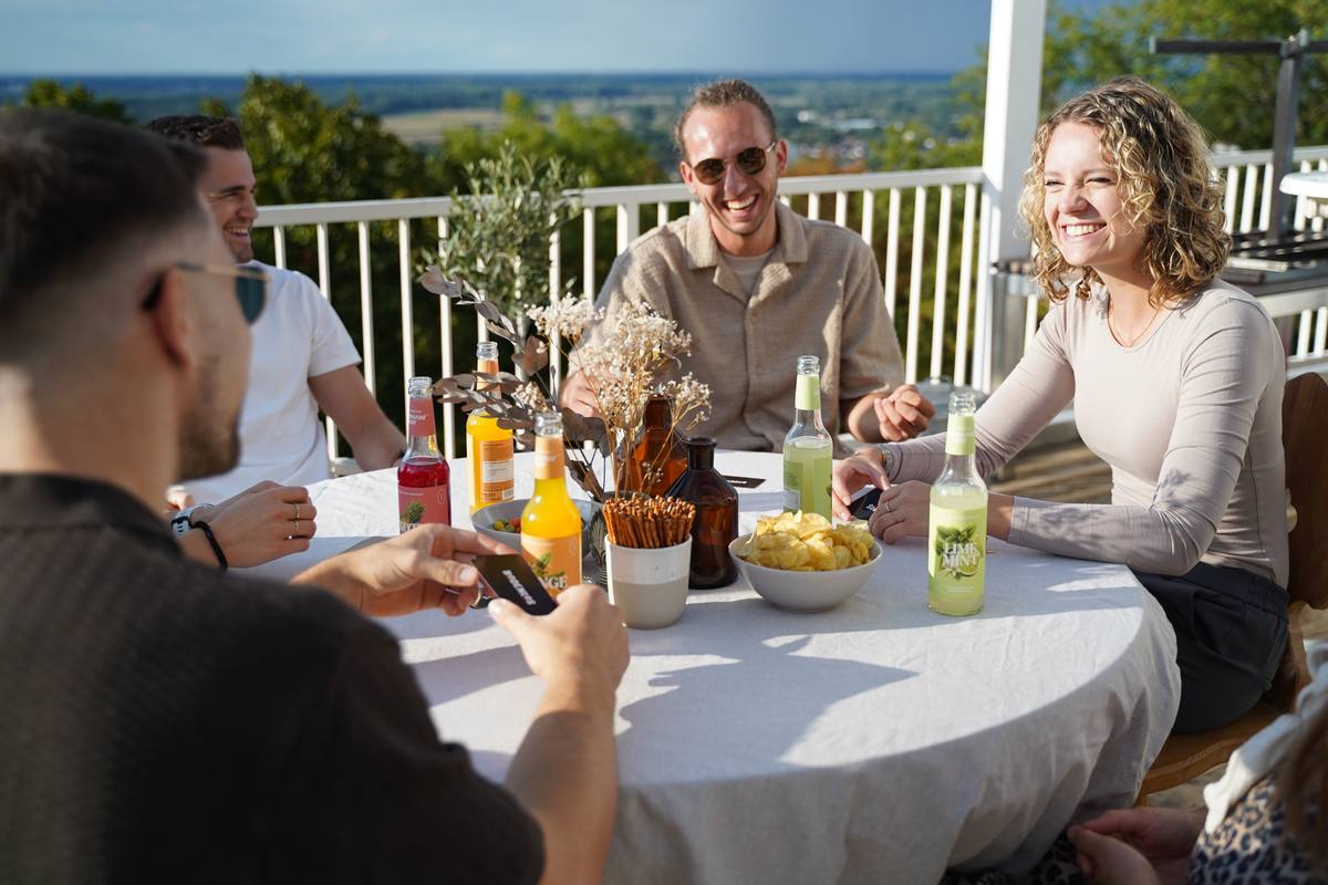 Runde am gedeckten Tisch auf der Terrasse