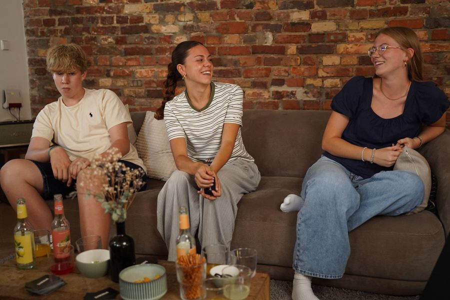 Drei Freundinnen im Gespräch auf dem Sofa