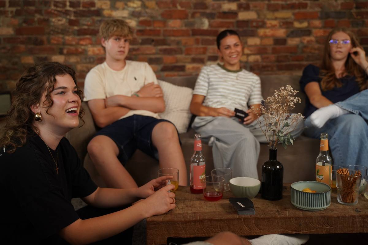 Runde lacht im Wohnzimmer