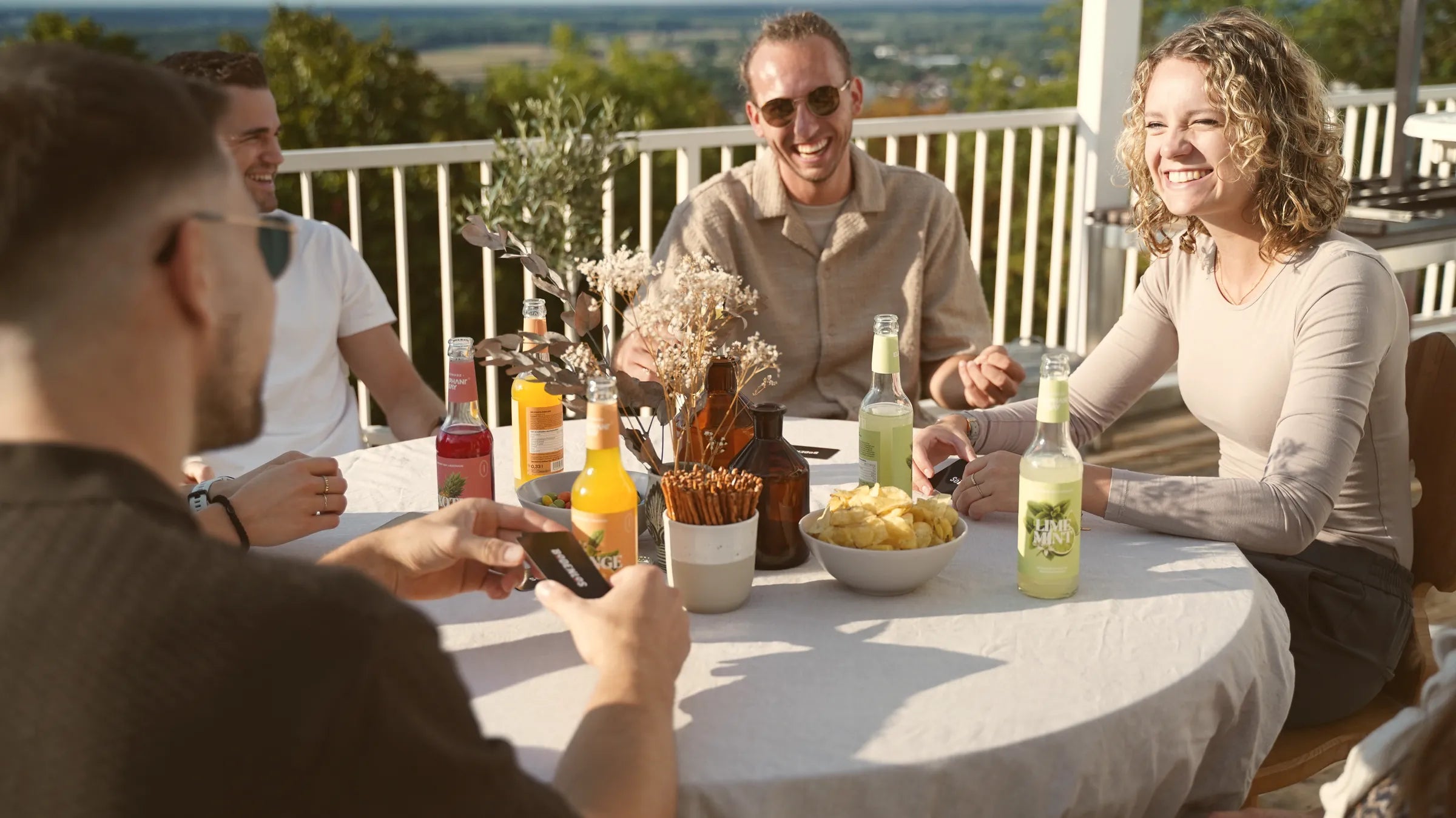 Runde am gedeckten Tisch auf der Terrasse