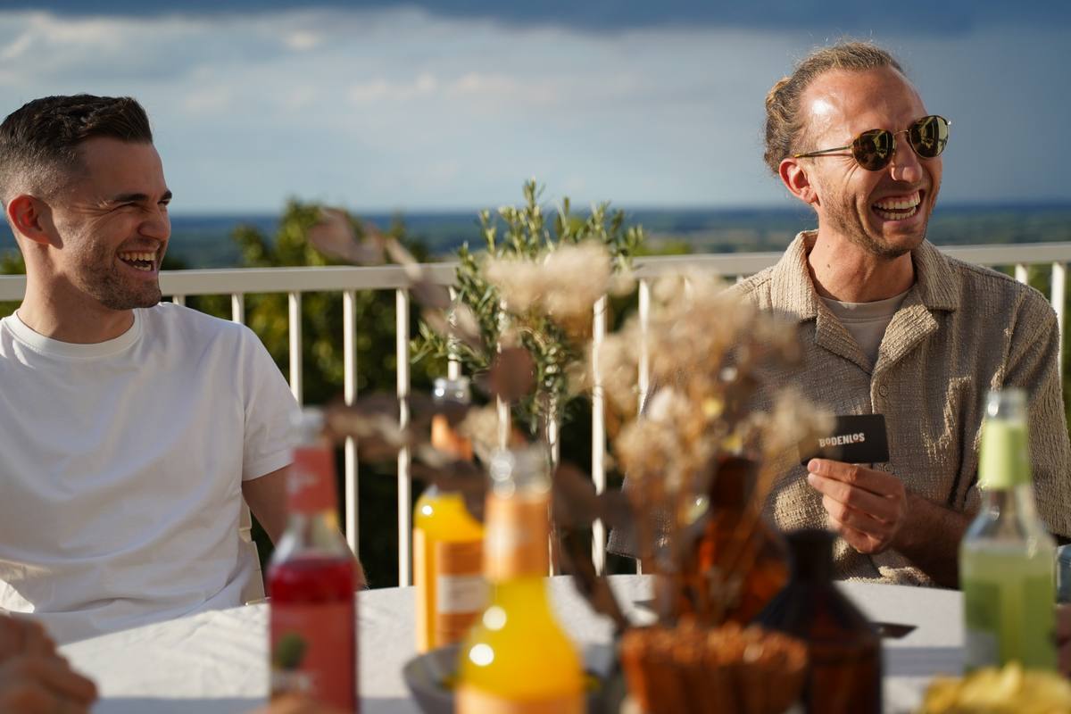 Zwei Männer lachen auf der Terrasse