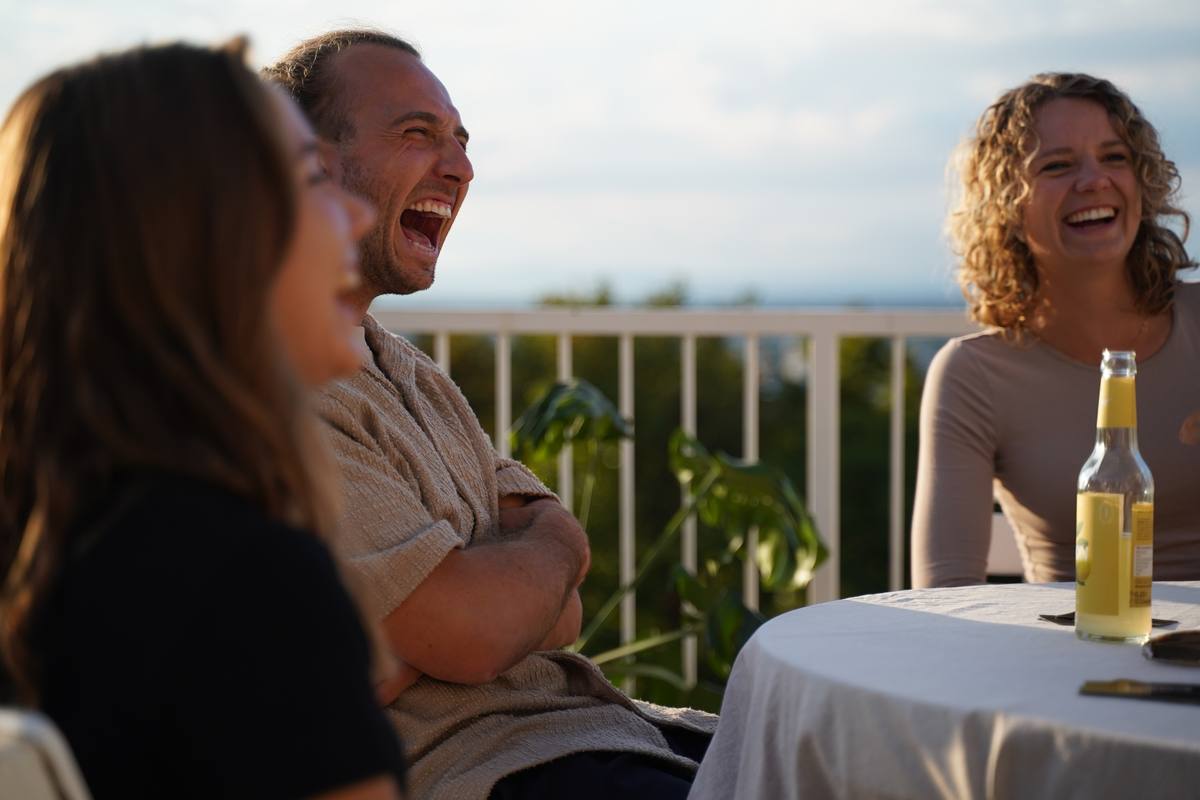 Gespräch im Abendlicht auf der Terrasse