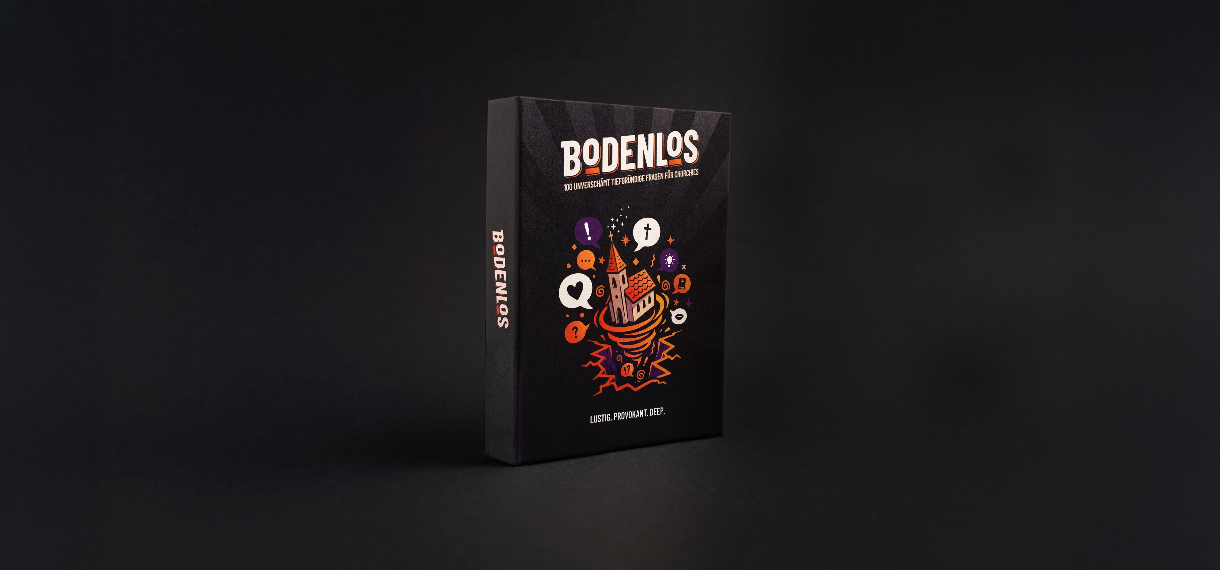 Die Bodenlos-Schachtel vor dunklem Hintergrund